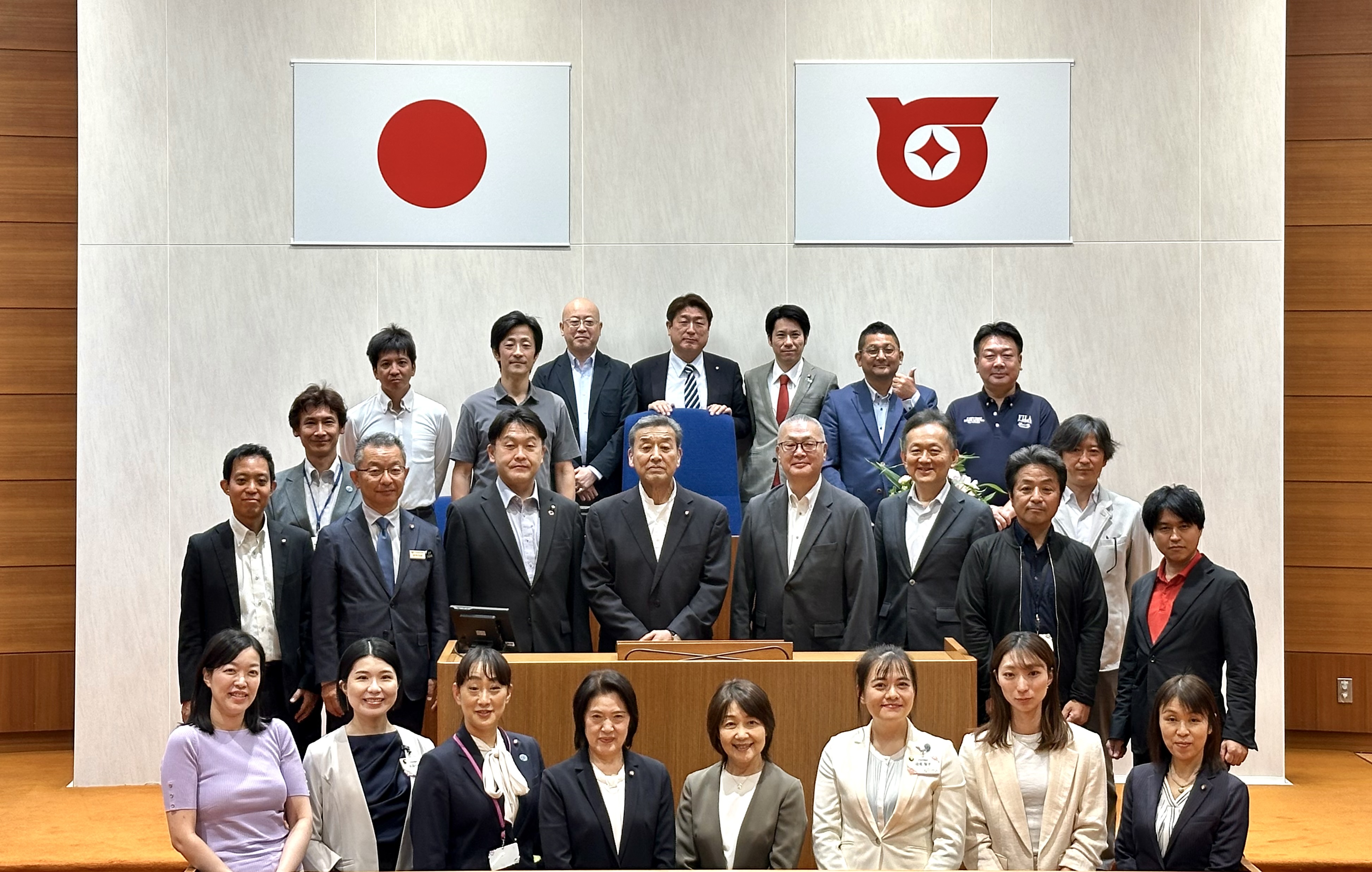 本会議場での議員集合写真